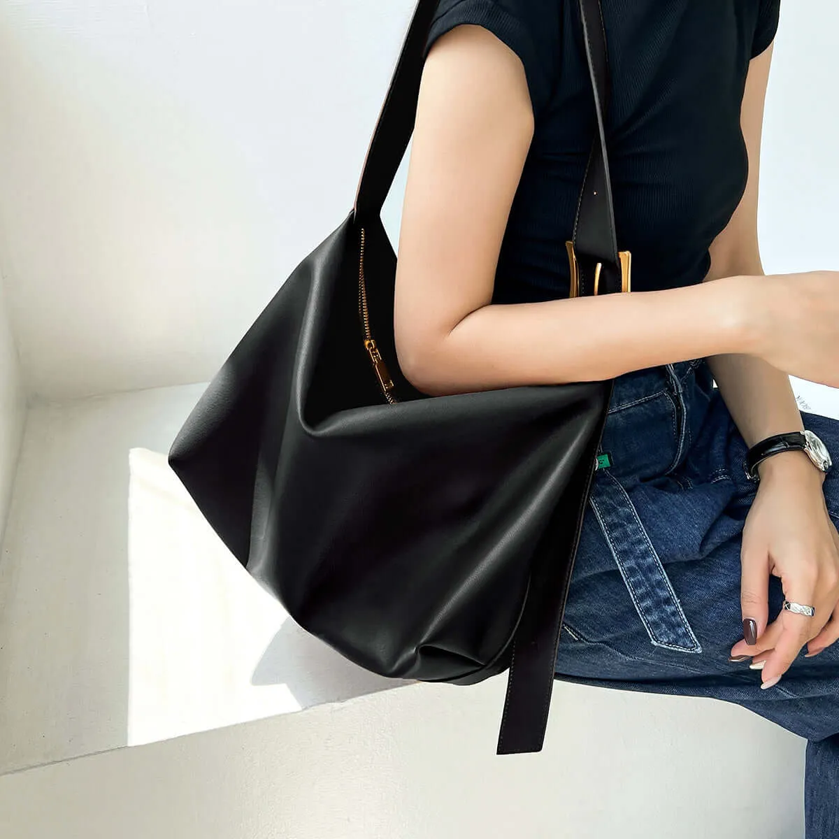 Sleek Retro Leather Tote Bag