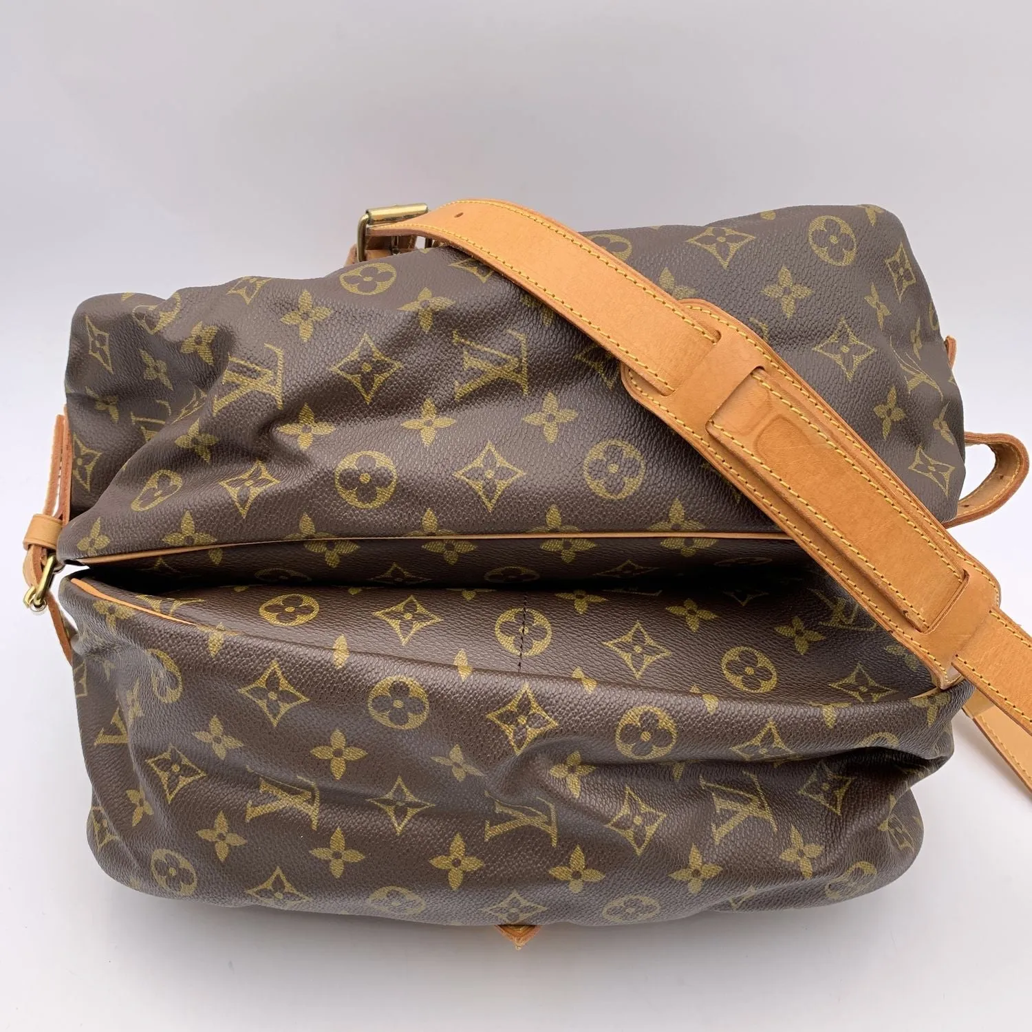 Trendy Inspired Louis Vuitton Vintage Monogram Canvas Saumur 35 Crossbody Bag